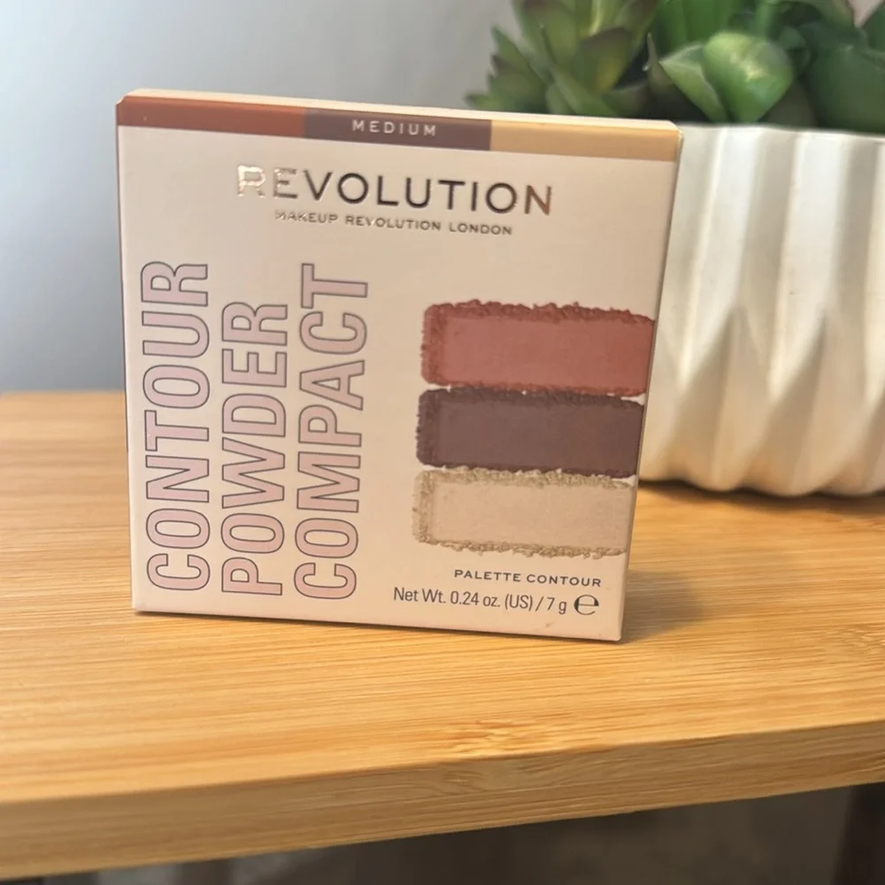New Revolution Contour Powder Compact - Light or Medium Shades Palette
